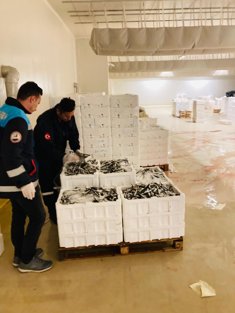 Bakanlıkça el konulan su ürünlerini kaçıranlar hakkında yargıdan örnek bir karar çıktı.
İstanbul ili kontrol görevlilerimizce yediemin'e bırakılan su ürünlerini, yasal süreç tamamlanmadan geri alan şahıslara nitelikli hırsızlık suçundan 1 yıl 6 ay 22 gün hapis cezası verildi. 
Bu