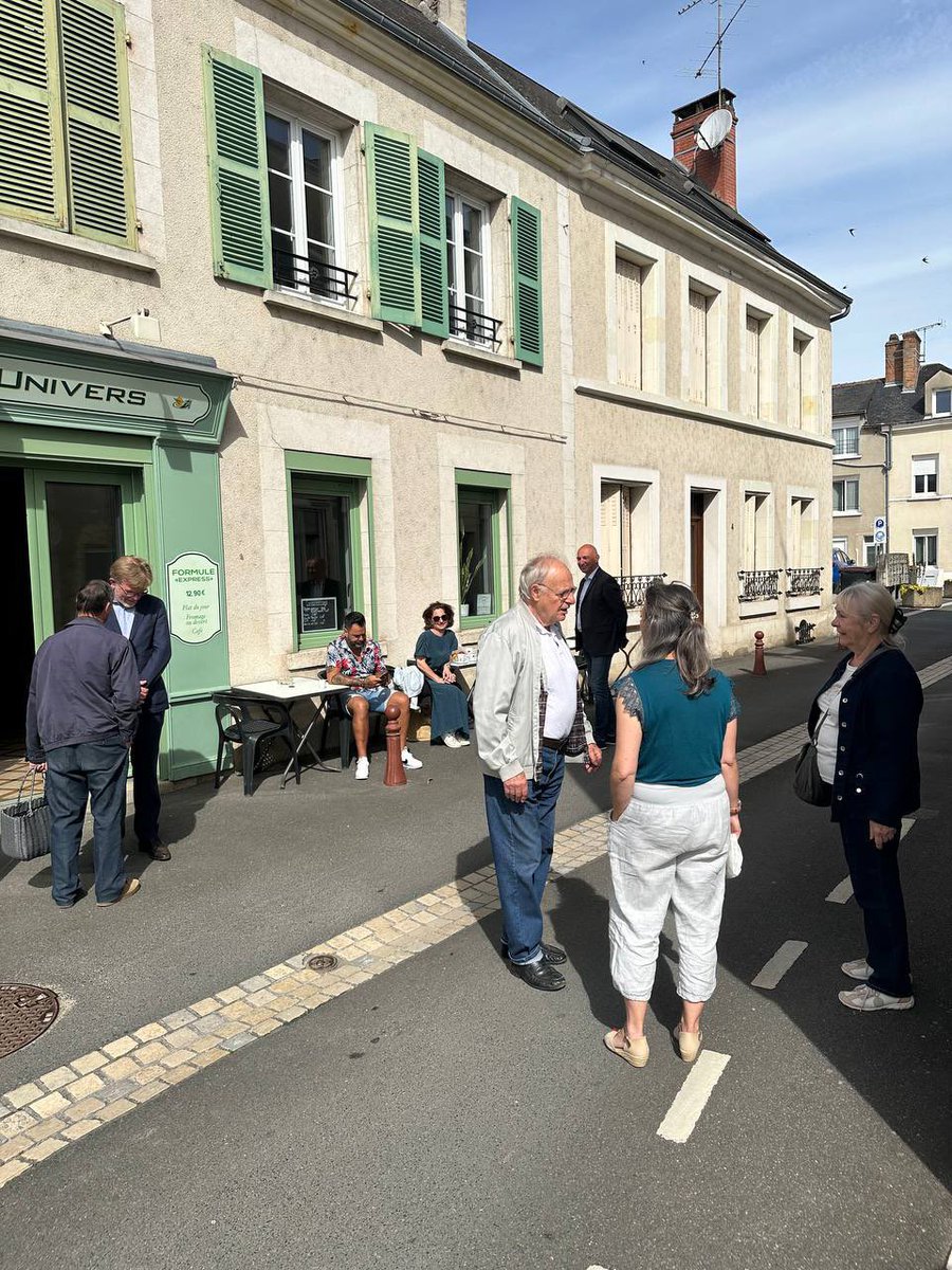 MFesneau's tweet photo. Avec les habitants du Loir-et-Cher pour ce dernier jour de campagne, sur les marchés du Controis-en-Sologne et de Montrichard.
  
Comme lors de chacun de ces moments depuis le début de cette campagne, @MDesjonq et moi avons eu à cœur de vous présenter notre projet, sur le terrain et d'être à l'écoute, à vos côtés.  
   
Ces échanges sont essentiels. 

Ils me permettront de continuer à porter votre parole à l’Assemblée nationale, une voix d’apaisement dont nous avons besoin. 
De continuer à agir pour le développement du territoire et pour votre quotidien.