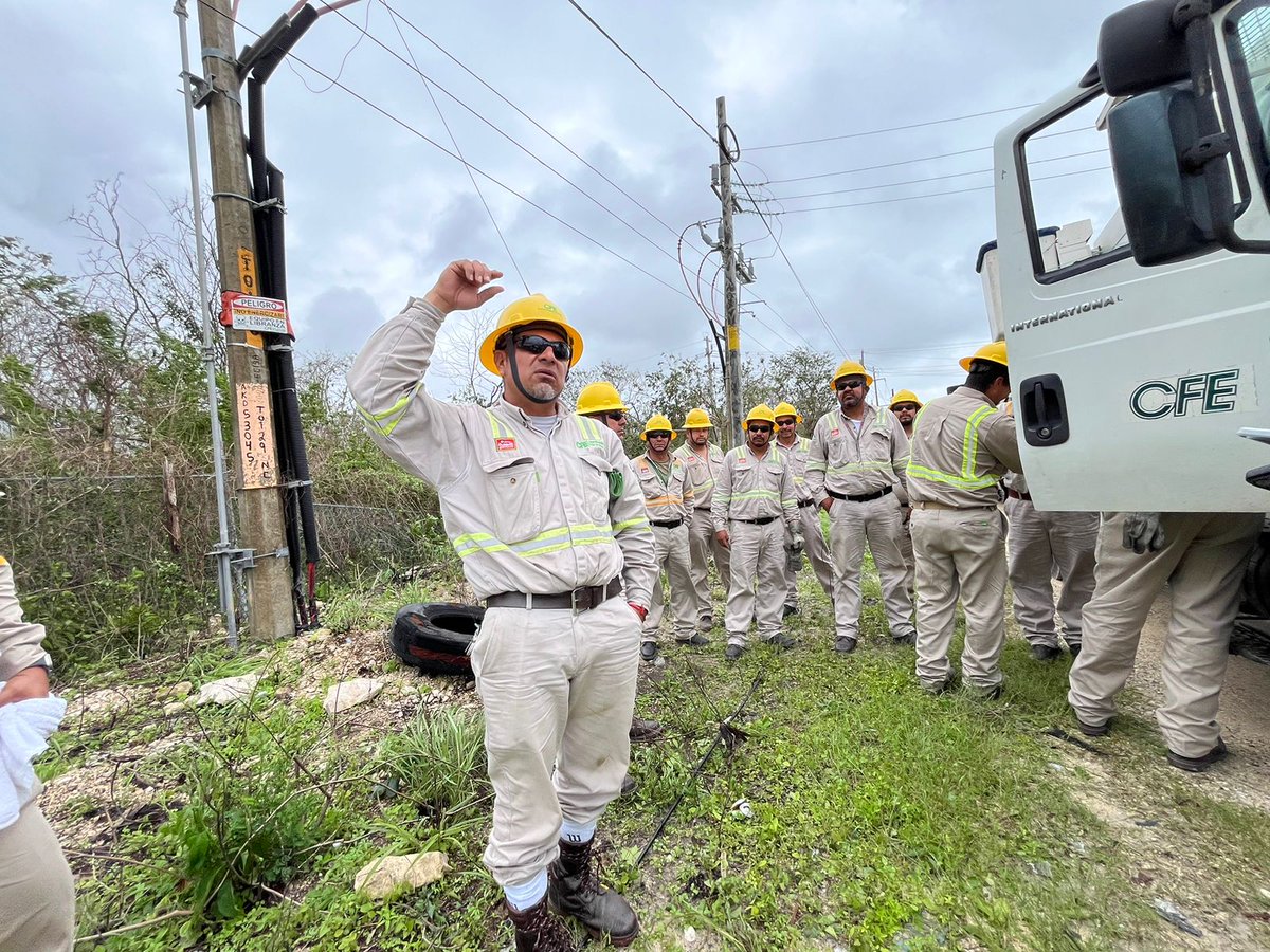 CFEmx's tweet photo. #TemporadaDeHuracanes | El personal de la CFE ya está revisando la red eléctrica en la carretera Playa del Carmen - Tulum. https://t.co/jtIshvJrOg