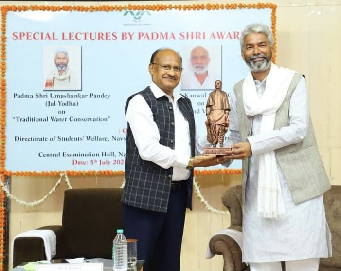 vc_nau's tweet photo. Under the visionary leadership of HVC Dr. Z. P. Patel, lectures by Padma Shri Uma Shankar Pandey on “Traditional Water Conservation” &amp; Padma Shri Kanwal Singh Chauhan on “Market for Fruit and Vegetable Processing” organized at NAU, today. 
@KanwalSinghCha1 @pandey_jalyodha https://t.co/gRAqlUAguM
