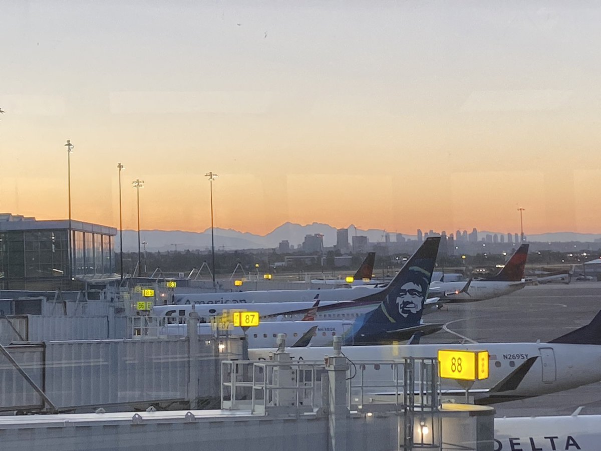 ecurrie1970's tweet photo. Love early morning flight out of @yvrairport @Delta @JebBrooks Mountain’s in the distance. https://t.co/AnX4bgVdp2
