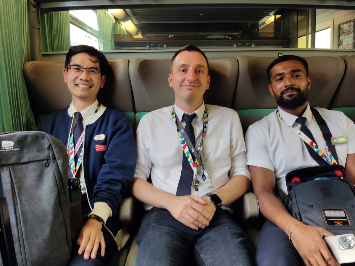 Gerald_SNCF's tweet photo. Désormais notre chère ancienne rame Corail 👵 laisse place à ses nouvelles petites sœurs🧑 sur notre région @hautsdefrance @TERHDF
C'est avec émotion 🥹 que mes collègues vous ont fait profiter des derniers moments. Merci à vous 👋
#TeamCorail #TeamTrain #TER16460 K13 https://t.co/rqByPe3Xl0
