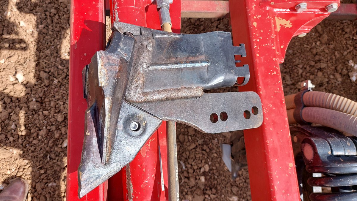BourgaultVos's tweet photo. @BTTUK_Tillage  we look to constantly improve the products we offer. Whilst out with @oliveragri , we called in on @AndyBason #Newhousefarm who will trial a new @TillageTools VOS  tip 👍
Thank you Andy, Matt and Sam 🙏🏼 @icb_bttuk @hattonmark40 
@mydirectdriller  . https://t.co/UprNZhYj84