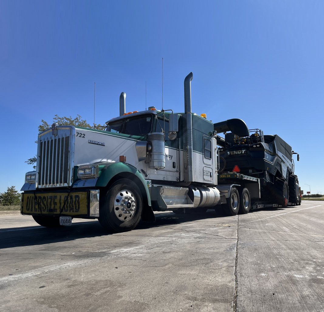 JeffEnglish15's tweet photo. We haul the big stuff, it’s our specialty! Happy Friday!

#briway #fendtfriday #agrobusiness #xlspecialized  #oversizedloads #agrocorp https://t.co/5e3JVu1Bdb