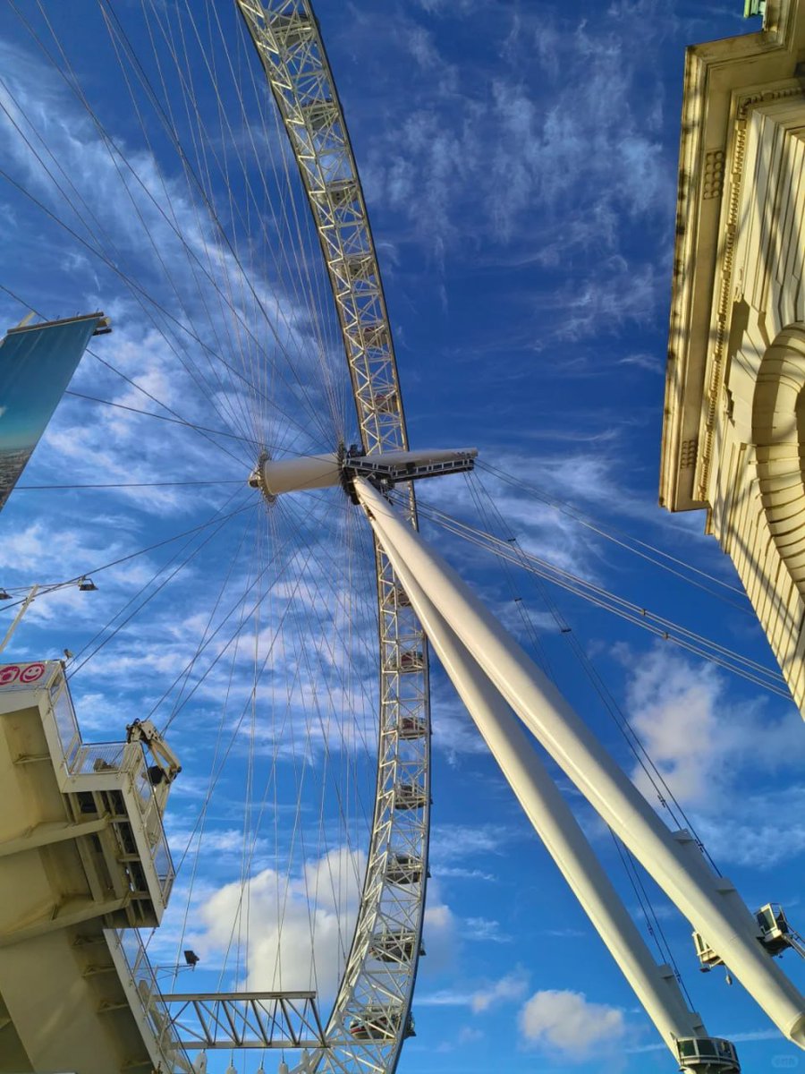 ResumesWR's tweet photo. You should visit the London Eye in this weather. This is probably the most expensive Ferris wheel I've ever been on, but the view is really good. https://t.co/iHKdRPatPH