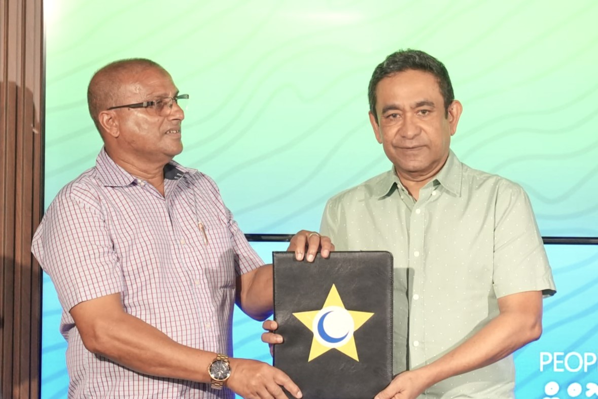 Maaniu18's tweet photo. ރައީސް @prz_ymn ބައިވެރި ވަޑައިގެންނެވި  @PNFront_MV ގެ ޖަލްސާ ގެ ތެރެއިން އަލަށް ޕީއެންއެފް އަށް ގުޅިވަޑައިގެންނެވި ހުރިހާ ބޭފުޅުންނަށް މަަރުހަބާ އަރިސްކުރަން !  #HopeLives #TeamPN https://t.co/0c98bemUIR