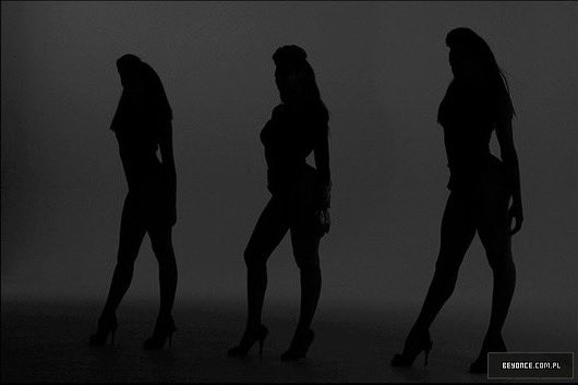 monetazul's tweet photo. Beyoncé é acompanhada por duas dançarinas principais no vídeo, Ashley Everett e Ebony Williams. Everett é a capitã de dança de Beyoncé e já apareceu em vários outros trabalhos. https://t.co/5R8xx4krR7