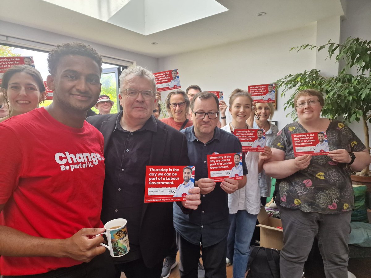 CrispianWheldon's tweet image. He even dug up Chubby Tom to canvass for the private healthcare millionaire he chose to stand. 🙂 #ScrapingTheBarrel