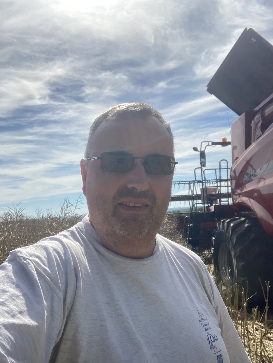 OlivierCOSTE2's tweet photo. On vient de finir l’#Orge #Responsable.
Top départ dans la #Moisson2024,chez
#ZaZa la graine de #Colza #Canola.
Je te tiendrais informé @BONNIN1402 du rendement pour ce mélange #Addition et #Heclair #Protect @Soufflet_Agri . https://t.co/P5xjE7JbMS