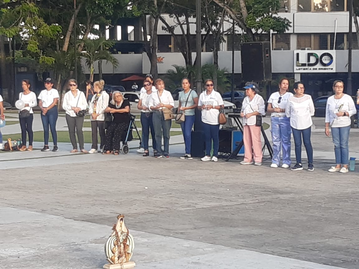 #4julio24 Iniciamos la campaña con fe y entusiasmo.Presente en la caravana y el rosario por la paz y la recuperación de la democracia.AD no se detiene.Vamos con Edmundo y María Corina
