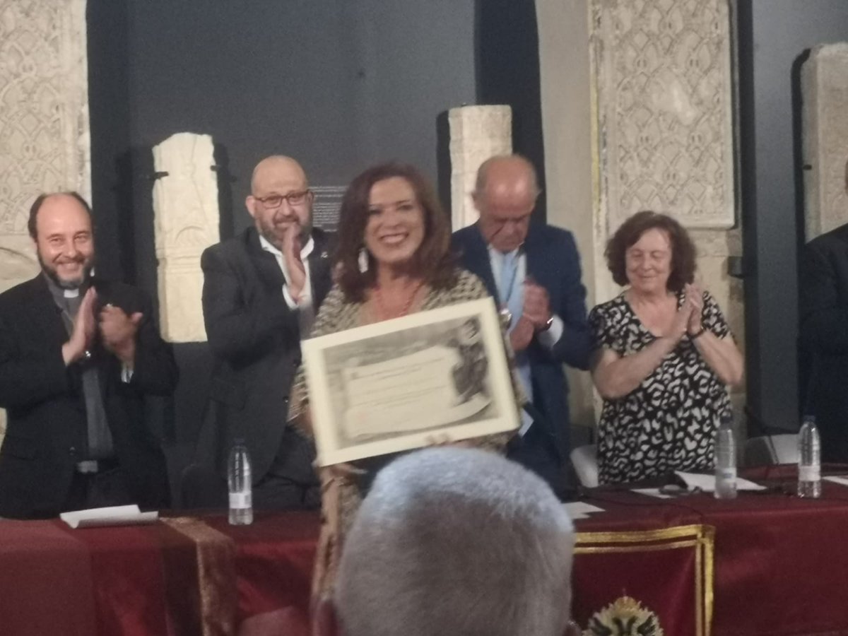 ClmApit's tweet photo. Nuestra compañera Almudena Cencerrado, presidente de @CEFAPIT recogiendo su medalla y diploma acreditativo como académica correspondiente de la Real Academia Bellas Artes y Ciencias Históricas de Toledo. #RABACHT Enhorabuena compañera. 
👏🏻👏🏻😍
 @AlmudenaCencerr @ClmApit @CEFAPIT https://t.co/yZ7TWUMA7s