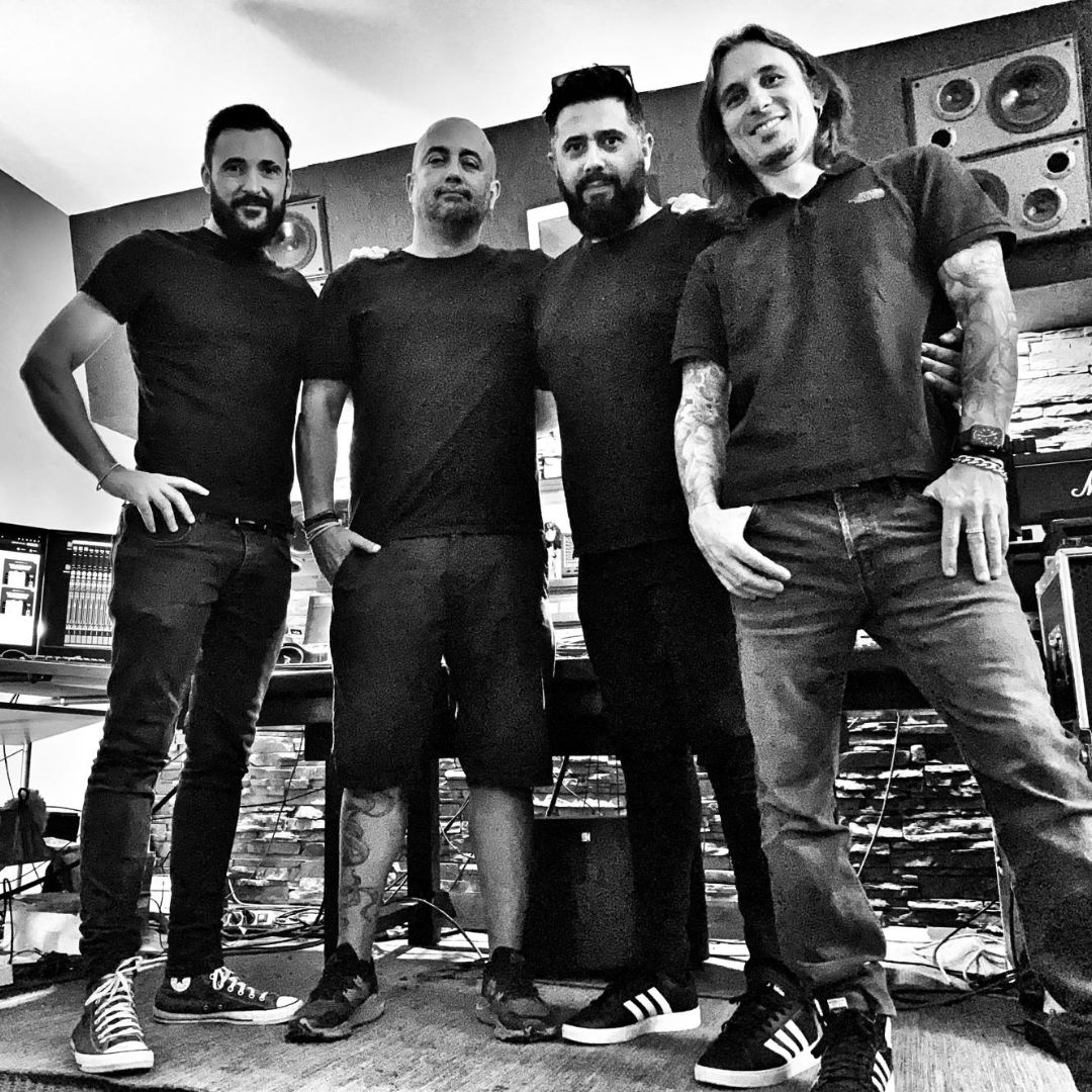 ¡Estad atentos!, en los próximos días volvemos a los Estudios Cube, de la mano del gran <a href="/AlbertoSeara/">Alberto Seara</a> , para una grabación muy especial que estamos deseando compartir con todos vosotros 🔥🔥

#romeooficiales #rockband #rockbands #metalband #metalbands #rockespañol #rockenespañol