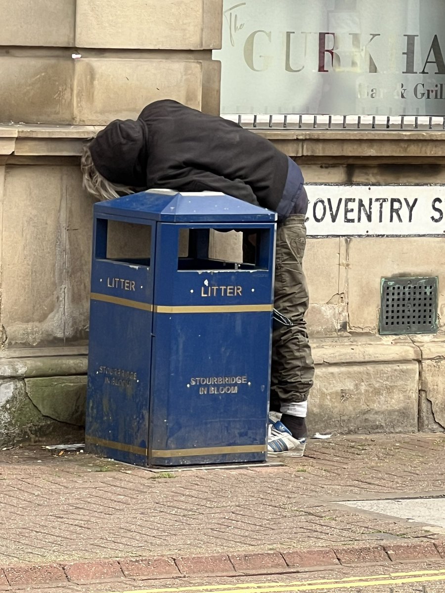 hjsmith66's tweet photo. @DudleyPlus @DudleyPolice @dudleymbc Being sick behind the bin opposite my food business. He is banned from stourbridge so why is he still here ! Move him on. King Ed’s induction day this week, showing stourbridge in a terrible state. Would you let your 16 year old walk past him either being sick or peeing !! https://t.co/9htZlCDfRp