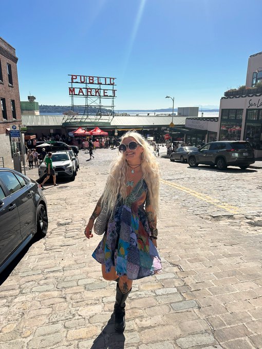 4 years sober today 🦋🎉 https://t.co/goQdHFUL6c