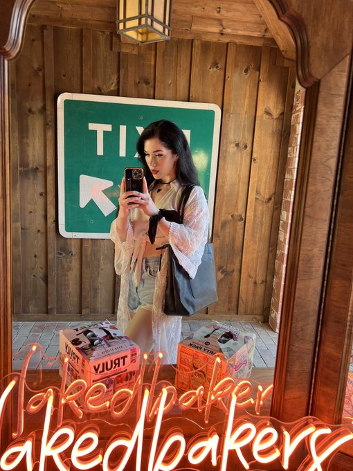 Watch Evelyn Claire's leaked NSFW photo on TwXstars