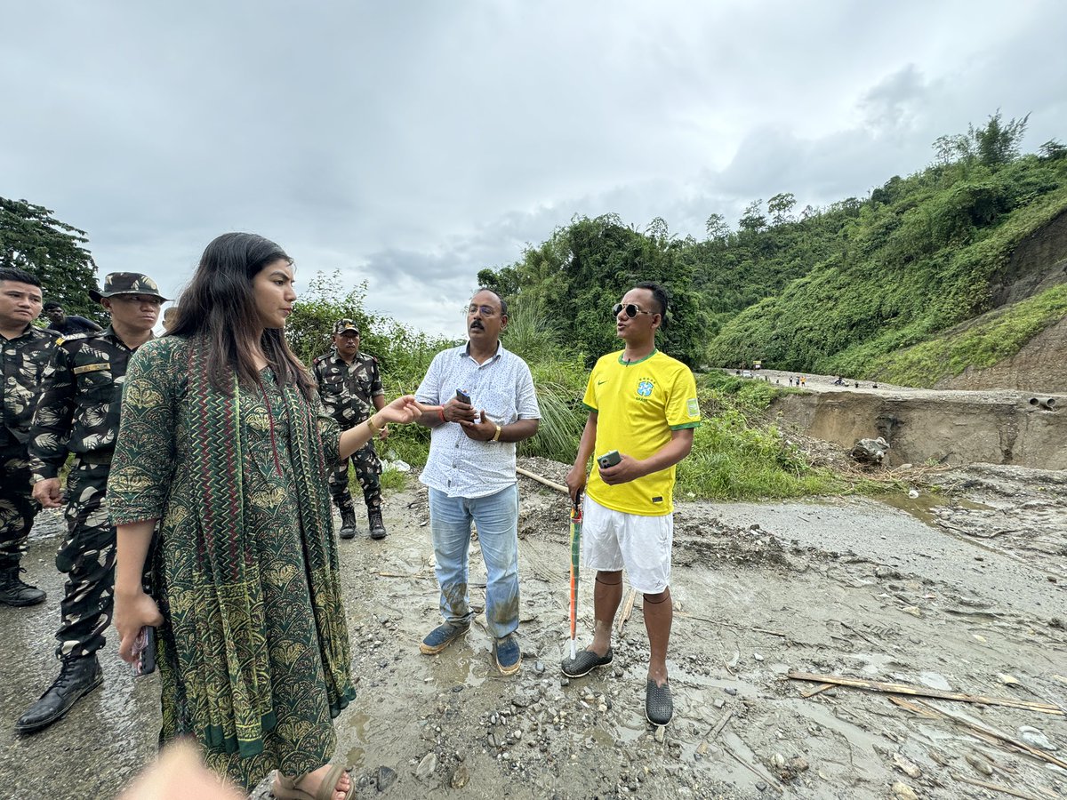 DistrictICC's tweet photo. Following incessant rainfall in Itanagar, Deputy Commissioner Smti Shweta Nagarkoti Mehta, IAS,  carried out inspection of NH-415, where landslides and mudslides had caused blockages. Manpower and machinery were immediately deployed to clear the blockades. https://t.co/ZhD3av7gZ3