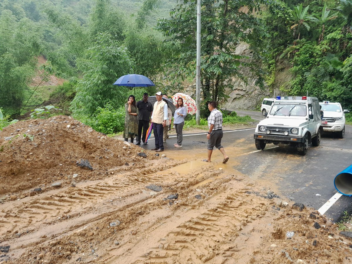 DistrictICC's tweet photo. Following incessant rainfall in Itanagar, Deputy Commissioner Smti Shweta Nagarkoti Mehta, IAS,  carried out inspection of NH-415, where landslides and mudslides had caused blockages. Manpower and machinery were immediately deployed to clear the blockades. https://t.co/ZhD3av7gZ3