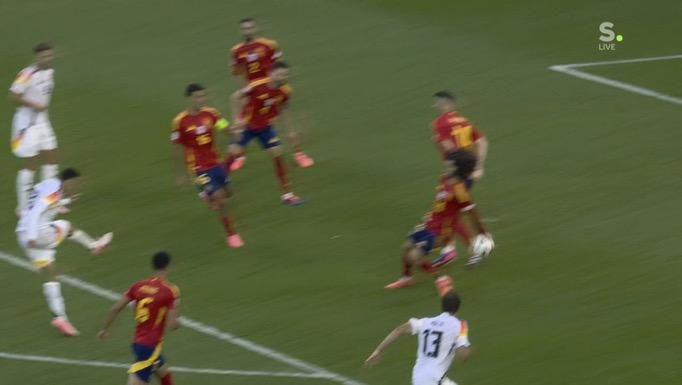 PAS DE PENALTY POUR L'ALLEMAGNE APRÈS CETTE MAIN DE CUCURELLA DANS LA SURFACE !

Le ballon allait au but pourtant...