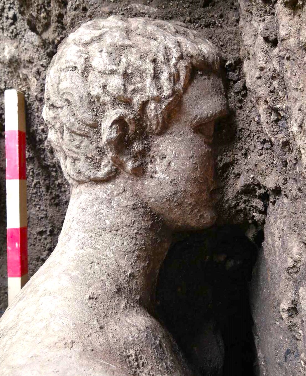 CDorado75's tweet photo. 📢💣 Ojo a la impresionante estatua romana de mármol que está siendo extraída en estos momentos de la Cloaca Máxima de la antigua ciudad de Heraclea Síntica (actual Bulgaria).
La estatua que mide más de 2m representa a Hermes, el dios griego hijo de Zeus y la pléyade Maya 🧵👇 https://t.co/FpA7lrItqv