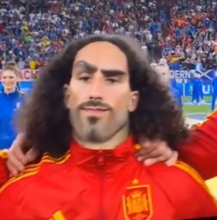 Podemos hablar del paradón de Cucurella? El balón acababa de romper la barrera del sonido y le ha pillado con la mano muerta, y aun así la ha desviado, es una locura. Lo hace Neuer o Ter Stegen y nos tenemos que comer el clip durante 3 décadas, eh