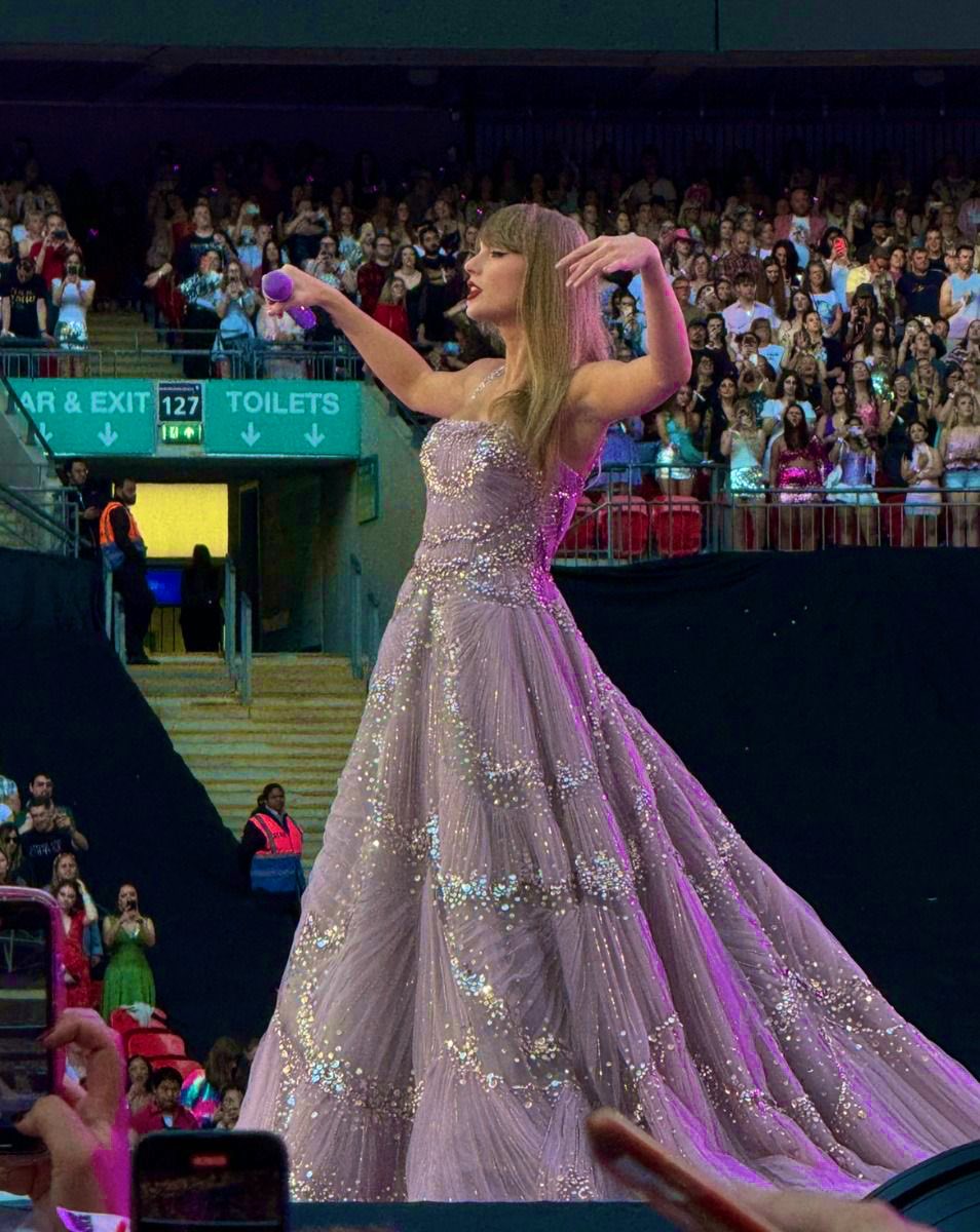 taylorswiftbr's tweet photo. Vestido da era “Speak Now” para o show de hoje! 💜

#AmsterdamTSTheErasTour https://t.co/87rHrZfZTU