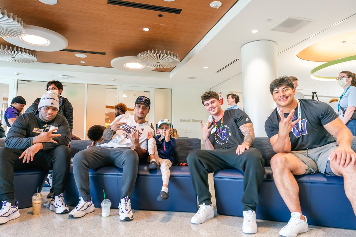 montlakefutures's tweet photo. A peek into a special afternoon with our friends at @seattlechildren 🤝

Last week, part of the @UW_Football  team spent time with patients at Seattle Children’s and experienced Therapeutic Gaming in action. Using video games intentionally, the Gaming Specialists help patients cope with the challenges of hospitalization by building skills, reducing anxiety, and using the power of connection that can benefit them long after they leave the hospital 🕹️🎮

Even got a guest appearance for our guy @RomeOdunze

The Seattle Children's Therapeutic Gaming Program is completely funded by the generosity of donors. If you or any other Dawg Fans would like to support, please do so by clicking the link below 🌟
🔗:https://t.co/t7GI71hutb