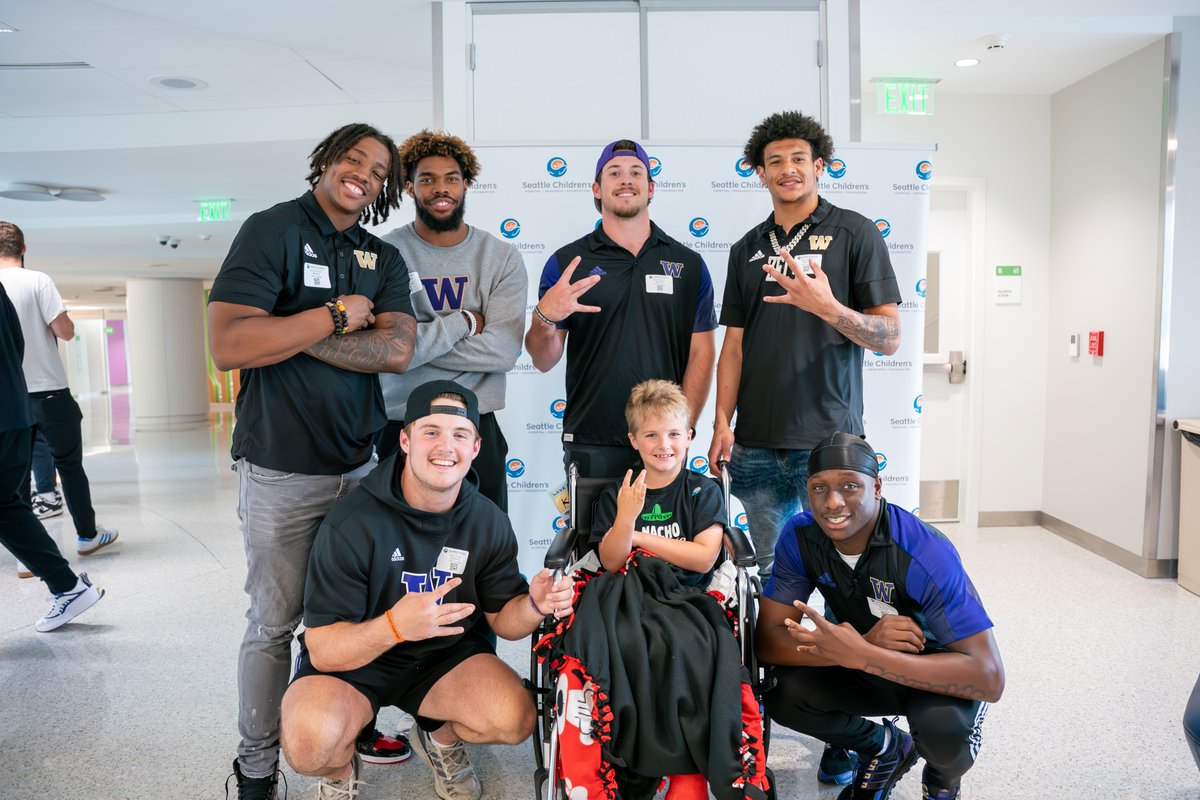 montlakefutures's tweet photo. A peek into a special afternoon with our friends at @seattlechildren 🤝

Last week, part of the @UW_Football  team spent time with patients at Seattle Children’s and experienced Therapeutic Gaming in action. Using video games intentionally, the Gaming Specialists help patients cope with the challenges of hospitalization by building skills, reducing anxiety, and using the power of connection that can benefit them long after they leave the hospital 🕹️🎮

Even got a guest appearance for our guy @RomeOdunze

The Seattle Children's Therapeutic Gaming Program is completely funded by the generosity of donors. If you or any other Dawg Fans would like to support, please do so by clicking the link below 🌟
🔗:https://t.co/t7GI71hutb