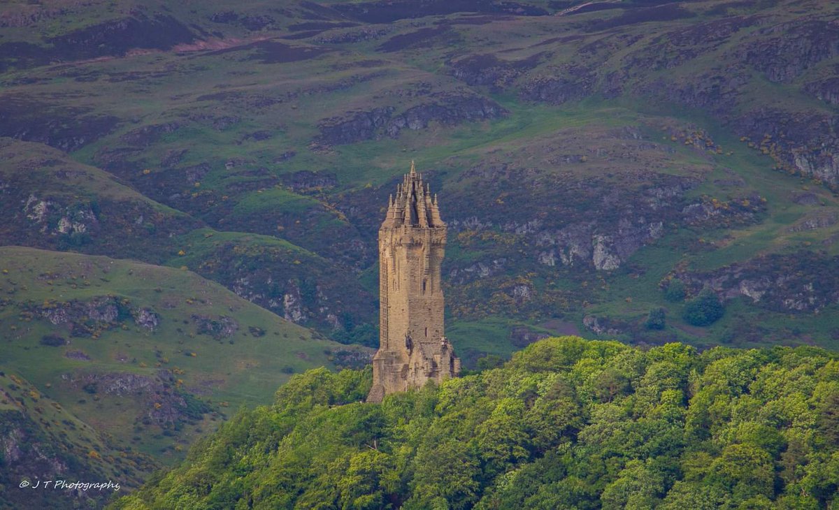Standing atop The Abbey Craig, The National Wallace Monument overlooks the site of Wallace's greatest victory at The Battle of Stirling Bridge in 1297 🏴󠁧󠁢󠁳󠁣󠁴󠁿. IG/jt___photography24 #VisitScotland