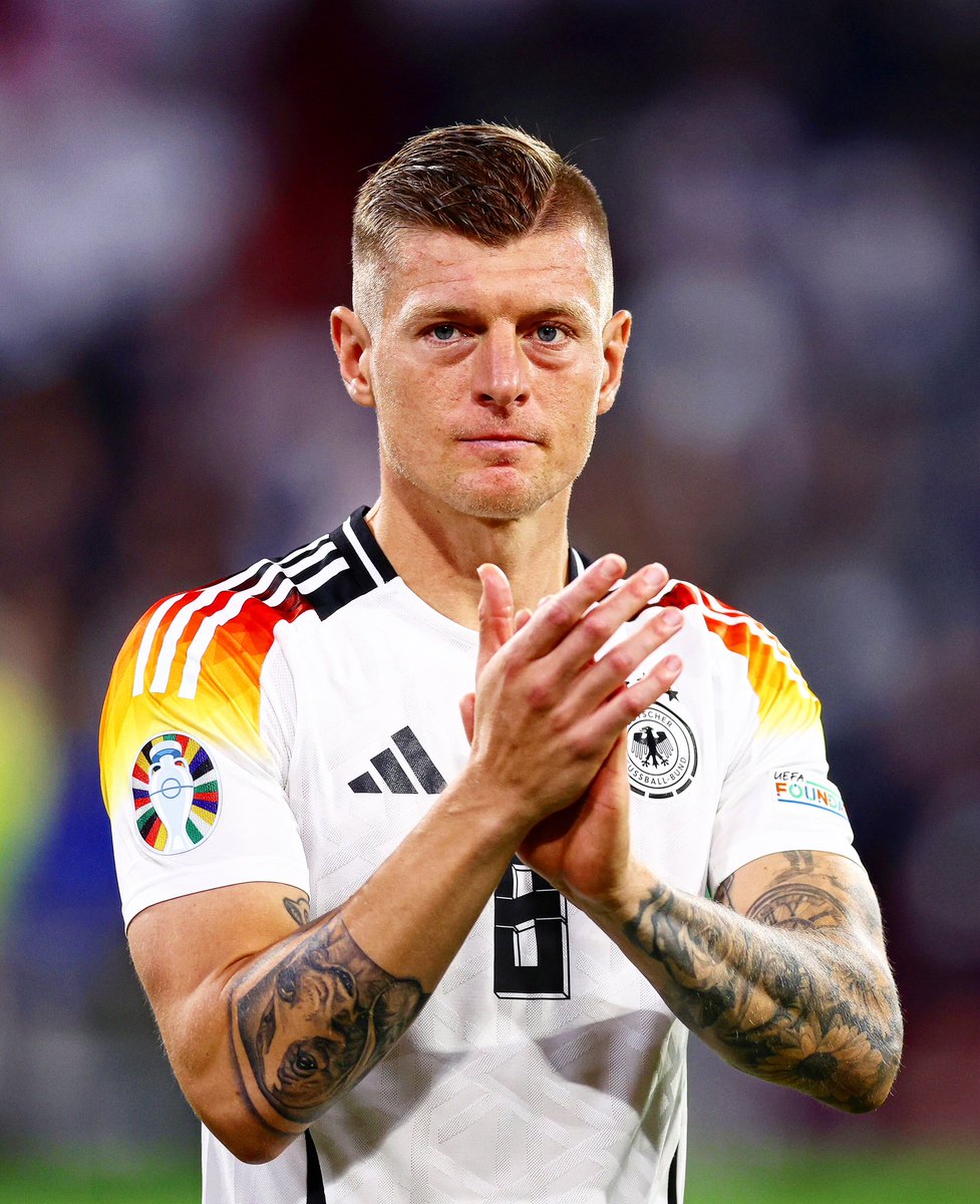 𝗧𝗼𝗻𝗶 𝗞𝗿𝗼𝗼𝘀 𝗰’𝗲𝘀𝘁 𝗳𝗶𝗻𝗶. 😪🇩🇪

𝐿𝑎 𝑐𝑎𝑟𝑟𝑖𝑒̀𝑟𝑒 𝑑𝑒 𝑙𝑎 𝑙𝑒́𝑔𝑒𝑛𝑑𝑒 𝑎𝑙𝑙𝑒𝑚𝑎𝑛𝑑𝑒 𝑠’𝑎𝑟𝑟𝑒̂𝑡𝑒 𝑐𝑒 𝑠𝑜𝑖𝑟 𝑎̀ 34 𝑎𝑛𝑠 :

833 matchs 🏟️
80 buts ⚽️
182 passes décisives 🎯

L’un des meilleurs milieux de l’Histoire qui a tout gagné partout où