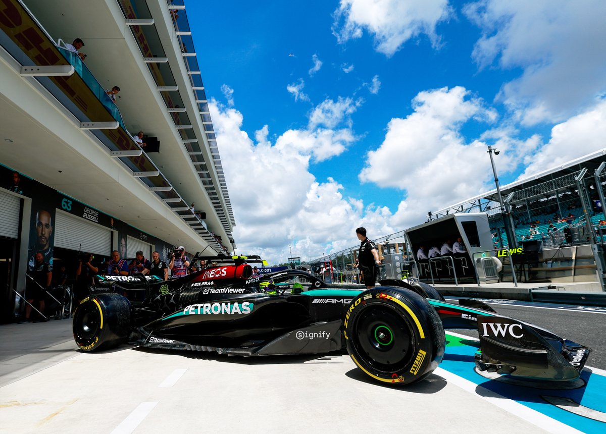 Great to spend time with the @mercedesamgf1 team in Silverstone today, having a closer look at this incredible car! 

#ResponsibleInnovation #SignifyxMercedesAMGPetronasF1Team #WeAreSignify

signify.co/4cJCxMV