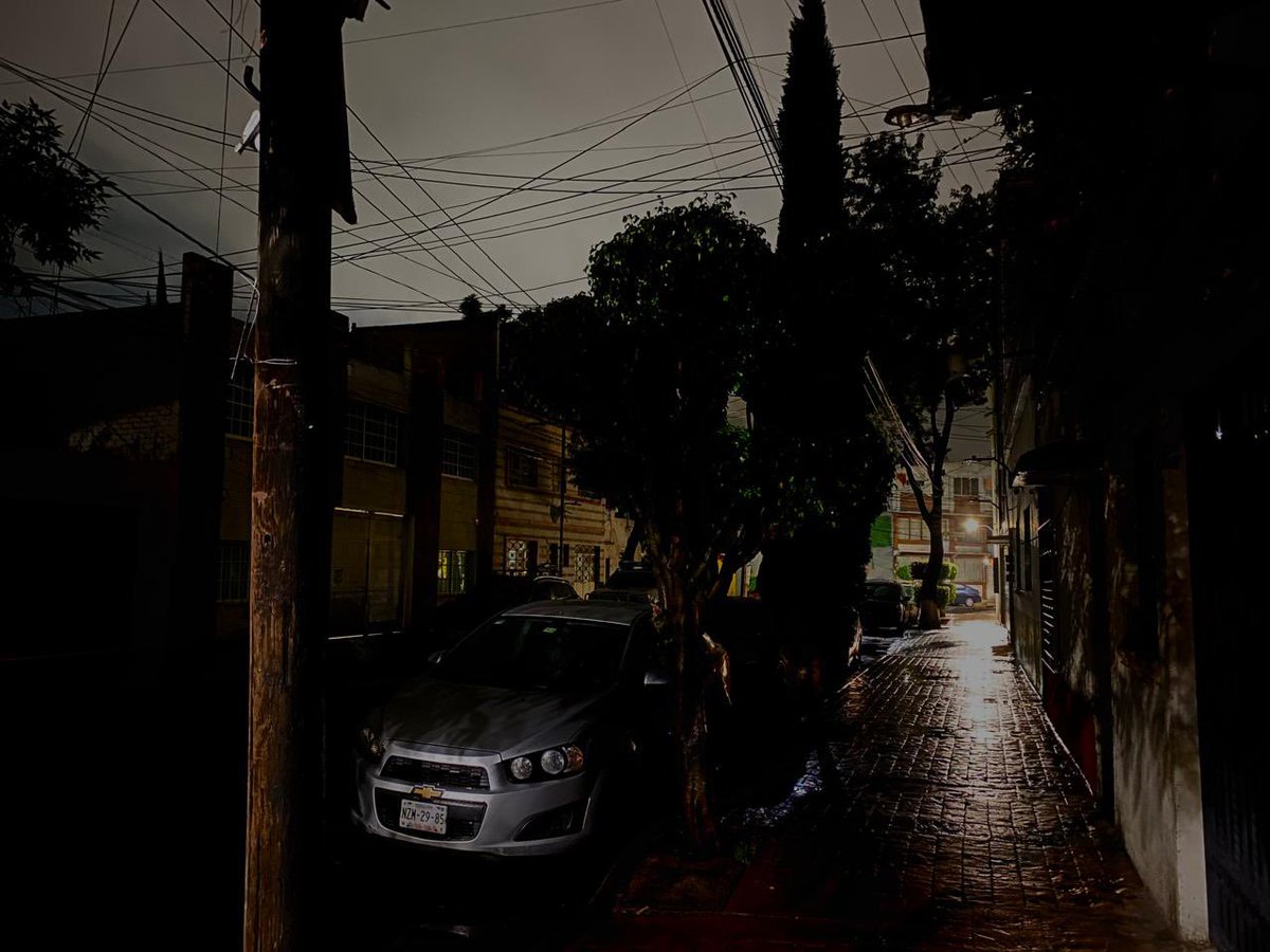alitaboneless's tweet photo. @OlaMHmx hola, pueden ayudarme con el reporte de una luminaria fundida. Es en la calle Mar Adriático frente al número 116, colonia Popotla. Tiene ya casi dos semanas fundida y está sumamente obscuro puesto que es el final de la calle y solo da luz de una casa al fondo. https://t.co/6ayT99Edkb