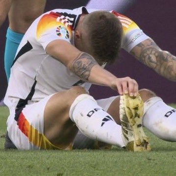 Tras completar una auténtica cacería lesionando a Pedri y atentando contra Lamine Yamal, Toni Kroos termina su carrera como futbolista eliminado en el último suspiro contra España. Justicia poética. #EURO2024