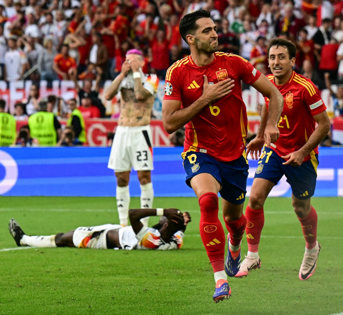 BleacherReport's tweet photo. WHAT. A. MATCH. https://t.co/eWXyznT5A9