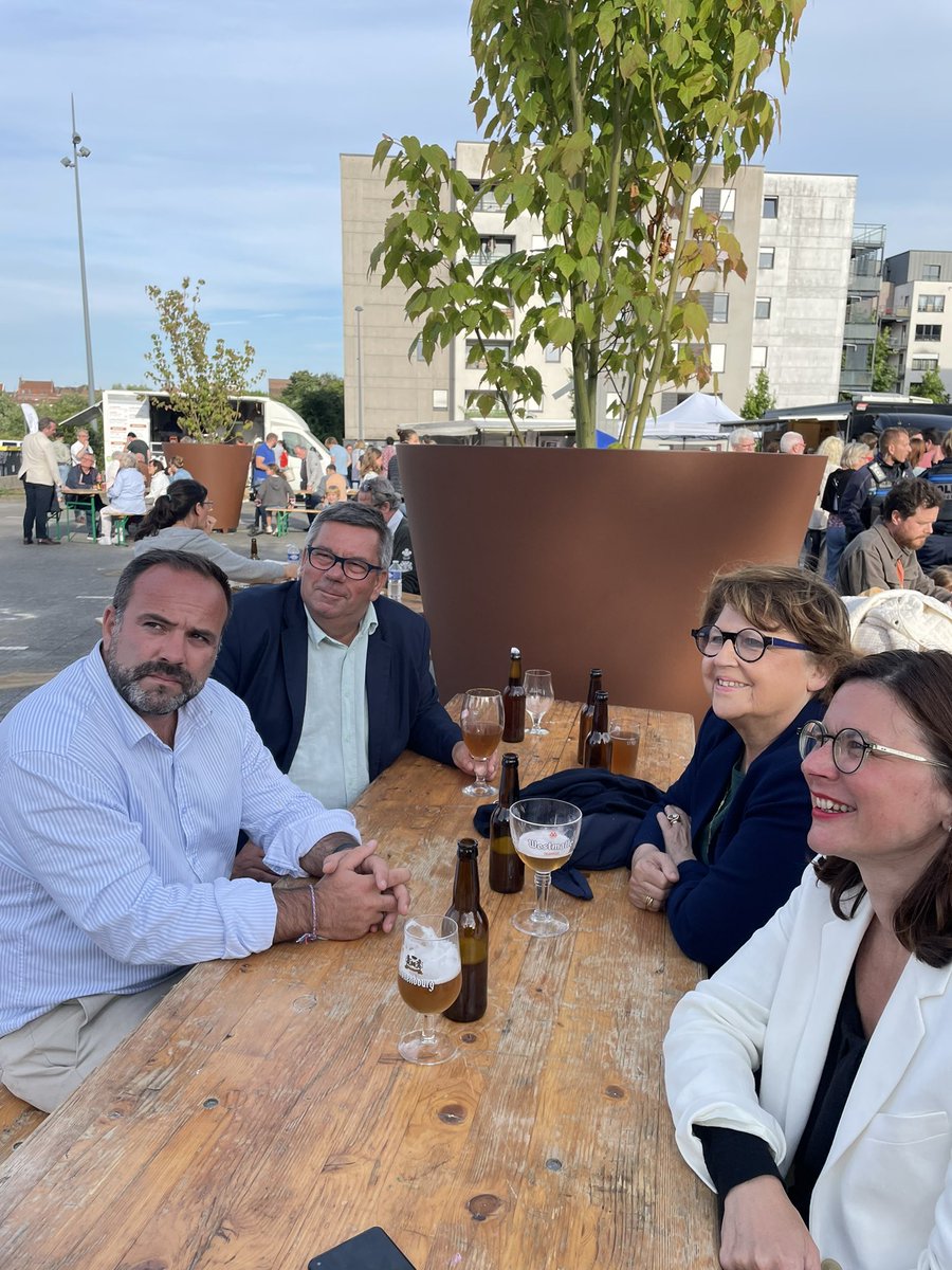 Après une campagne intense, ravie d’avoir pu échanger aux Camions gourmands de Sainte-Hélène avec des élus de Saint-André-Lez-Lille avec qui je partage l’attachement aux valeurs de la République et le besoin d’une démocratie apaisée !