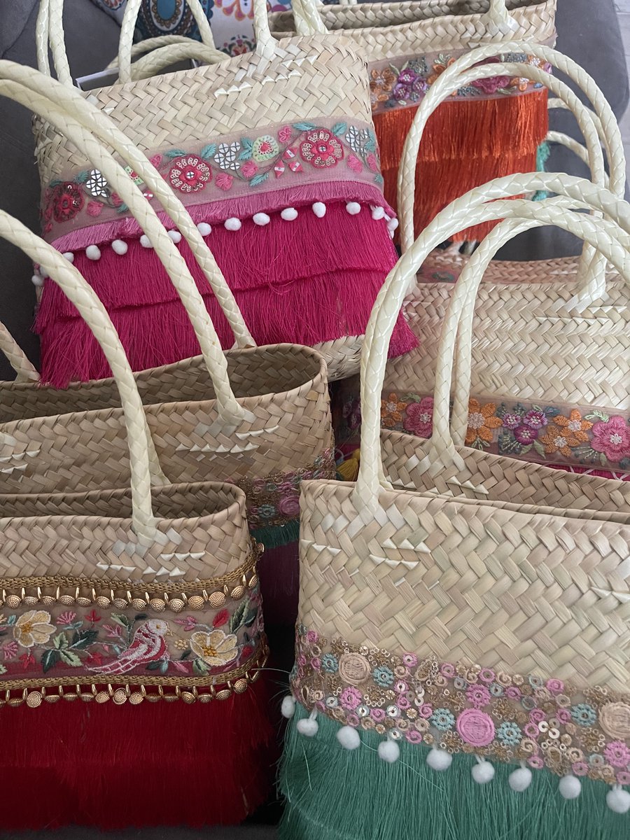 de_infantil's tweet photo. Hoy he empezado las vacaciones. He decorado doce bolsos, cuatro monederos y diez sombreros. 
Y he escrito dos artículos y puesto fin a una investigación. 
Qué maravilla lo que puede hacer una sin trabajar 🤪. https://t.co/iJxCAXjM8q
