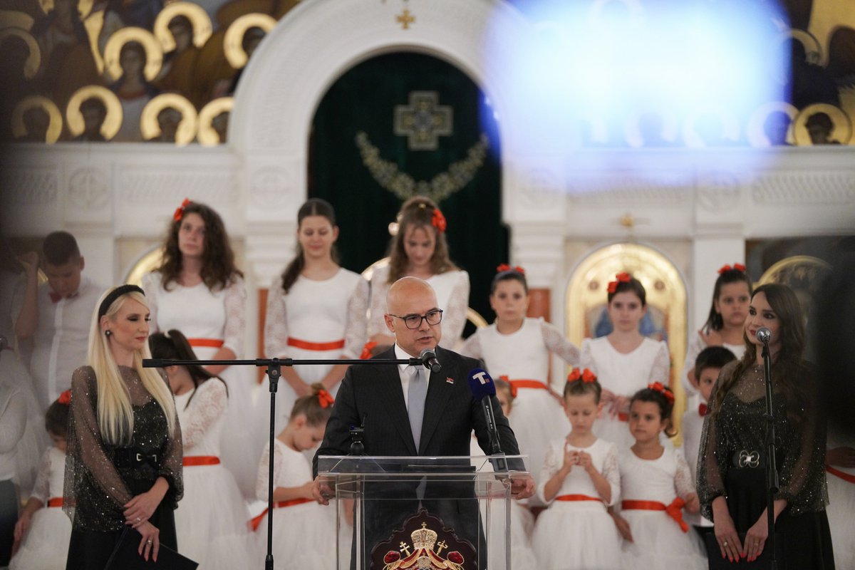 Председник Владе Републике Србије Милош Вучевић <a href="/milos_vucevic/">Милош Вучевић</a> поручио је на свечаној церемонији доделе ордена "Свете мајке Анастасије" мајкама које су родиле троје и више деце, да је демографија кључ свега и да је важно да се у земљи рађа више деце. sns.org.rs/novosti/vesti/…