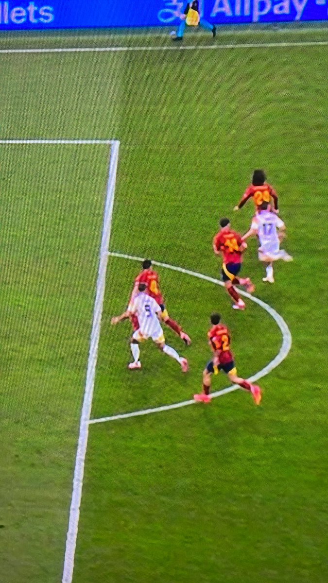 mrc_vlkr's tweet photo. @FabienneXIII Minimal, aber im Achtelfinale war es auch nur ne Schuhgröße zu groß - hier genauso. Wird überprüft worden sein und gut ist.
Taylor hat nicht sein bestes Spiel gemacht, aber ihm das jetzt vorzuwerfen, ist halt Quatsch.
Enttäuschung ja, aber hate bitte nicht. https://t.co/9TS7bWe1q7