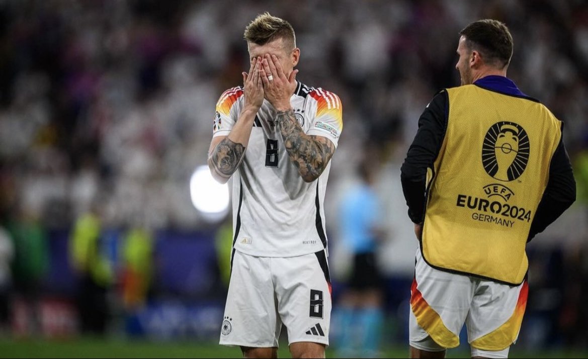 Kroos se retira con:

-Menos títulos que Iniesta
-Mismos títulos que Xavi
-Menos asistencias que Xavi 
-Menos asistencias que Iniesta
-Menos goles que Xavi
-Menos goles que Iniesta

Hasta nunca basura sobrevalorada 👋🏻