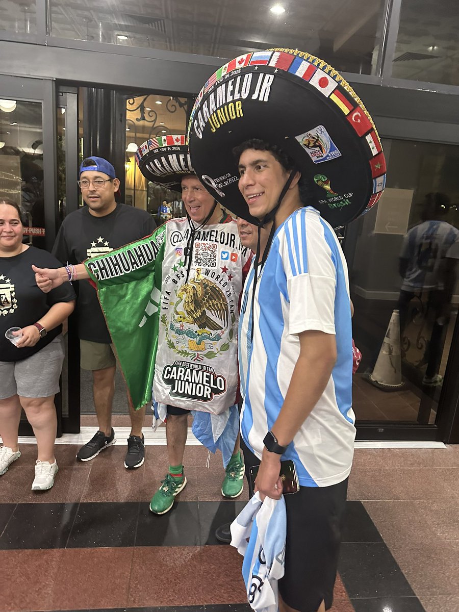 kique082000's tweet photo. Según se dice el fan #1 de la selección Mexicana y se ponen la camisa de Argentina @fersch_4 https://t.co/0UNrBDuOd0