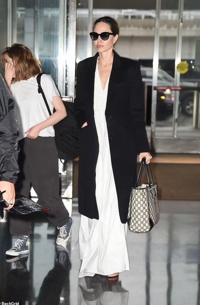 🚨 Me and my girl Vivienne at the JFK Airport. 📸
#angelinajolie