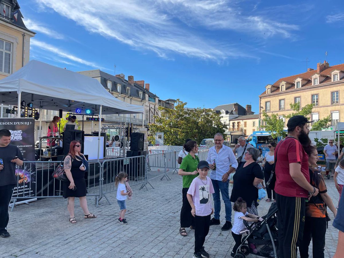 heritier_louise's tweet photo. Une fin de campagne joyeuse à la fête des Minots de Commentry aux côtés du Maire @SylvBourdier 

Une pensée pour Christophe Thiviers député-maire de la ville qui a marqué l'histoire en portant sa blouse de travailleur à l'assemblée

Dimanche, à nous d'écrire l'histoire #OnVoteNFP https://t.co/TJpjqYi7ms