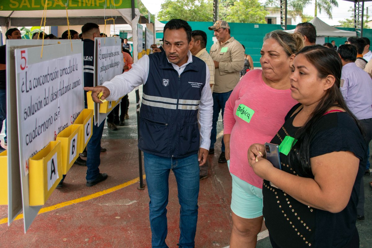 JefaturaMachala's tweet photo. En #ElRetiro, junto al ministro de @AgriculturaEc, Danilo Palacios, la jefa política Carolina Carrillo, en representación del Gdor. @jimmyblacio_ec, participó de la jornada de capacitación y entrega de kits de bioseguridad a 75 productores, utilizando metodología ECA. https://t.co/QmT2t6y30x