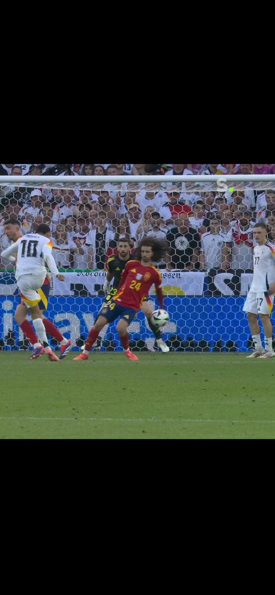 GPetralito's tweet photo. Clear handball. How this wasn’t even reviewed is insane. Such a great game but this was a big mistake https://t.co/PHzzx1s0vi