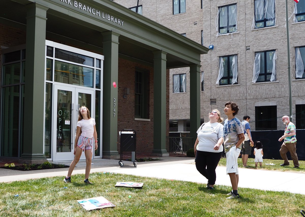 cincylibrary's tweet photo. Kids and families made very explosive art at the Hyde Park Branch!
#CincyLibrary #CincinnatiLibrary https://t.co/0YIdzclLSV