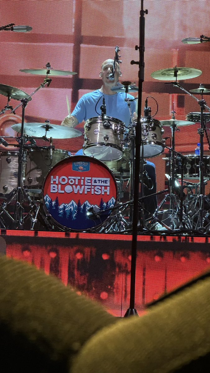 ChrisLewis79's tweet photo. Waited since November for this! Honestly, one of the best concerts I’ve ever attended. The VIP experience was unbelievable compared to those I’ve had in the past. Thank you, @Pav_StarLake &amp; @VIPNation! And thank you, Darius, Mark, Dean, and Soni for never letting me down! #Hootie https://t.co/0FaiKTazE1