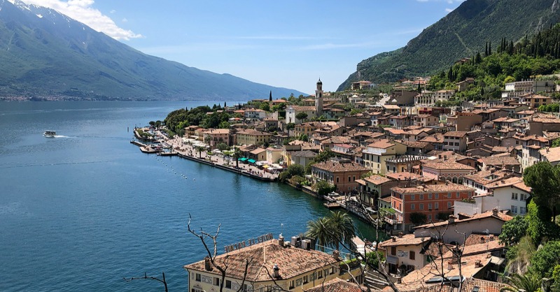 Go beyond the beach this summer! 🌊 Set sail on a scenic boat tour on Lake Garda, Italy’s largest lake, or indulge in a riverboat dinner on the Danube in Budapest. Where will your travels take you this summer?