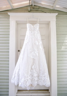 strutbridal's tweet image. Karyn described her wedding day as magical, especially when she walked into her parents' backyard and saw all their close friends and family ready to celebrate. #PlusSizeBride #ChurchWedding #curvybride #Bodypositivebride #BridalInspiration #churchceremony