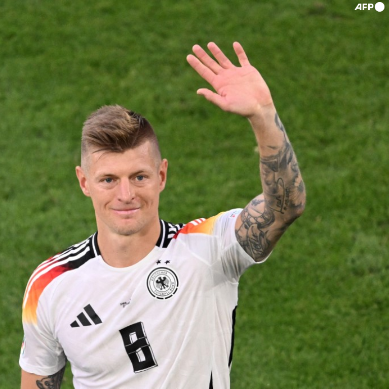 InvictosSomos's tweet photo. Toni Kroos se marchó del campo, en su último partido oficial, con una sonrisa. Y es que, aunque el resultado hoy no fue el soñado, se despidió compitiendo en la élite, rindiendo a un nivel altísimo y bajo sus propios términos. El fútbol no lo retiró, él se retiro con la elegancia que SIEMPRE lo caracterizó. A su manera jugó. A su manera brilló. A su manera ganó todo lo que quiso. Y a su manera dijo adiós. La pelota no te olvidará jamás, querido Don Antonio. POR SIEMPRE EN LA HISTORIA DEL FÚTBOL MUNDIAL.