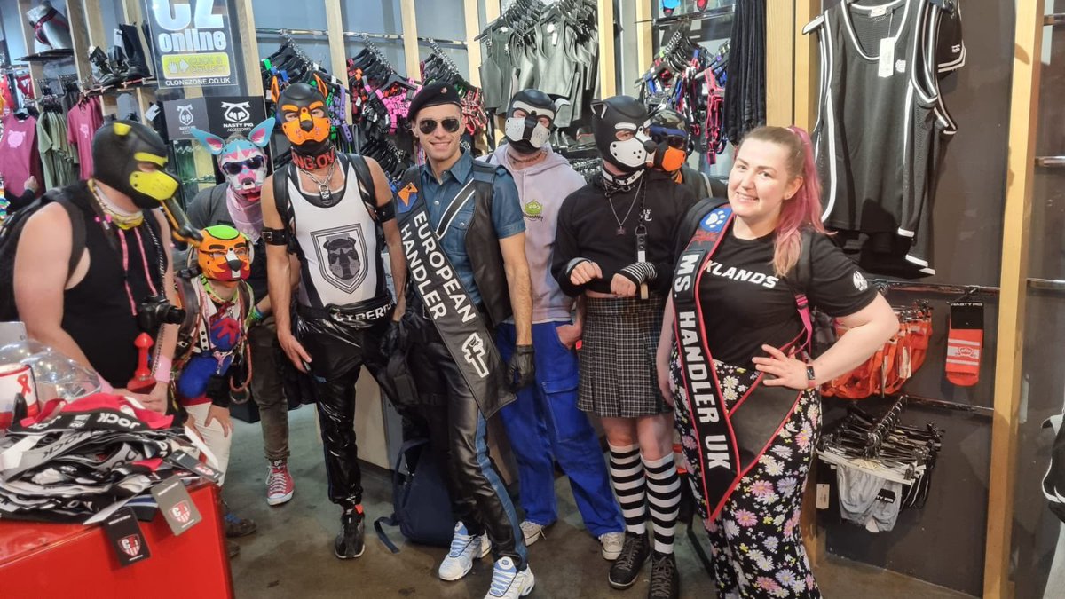 Always fun to have the pup social in store 🥰