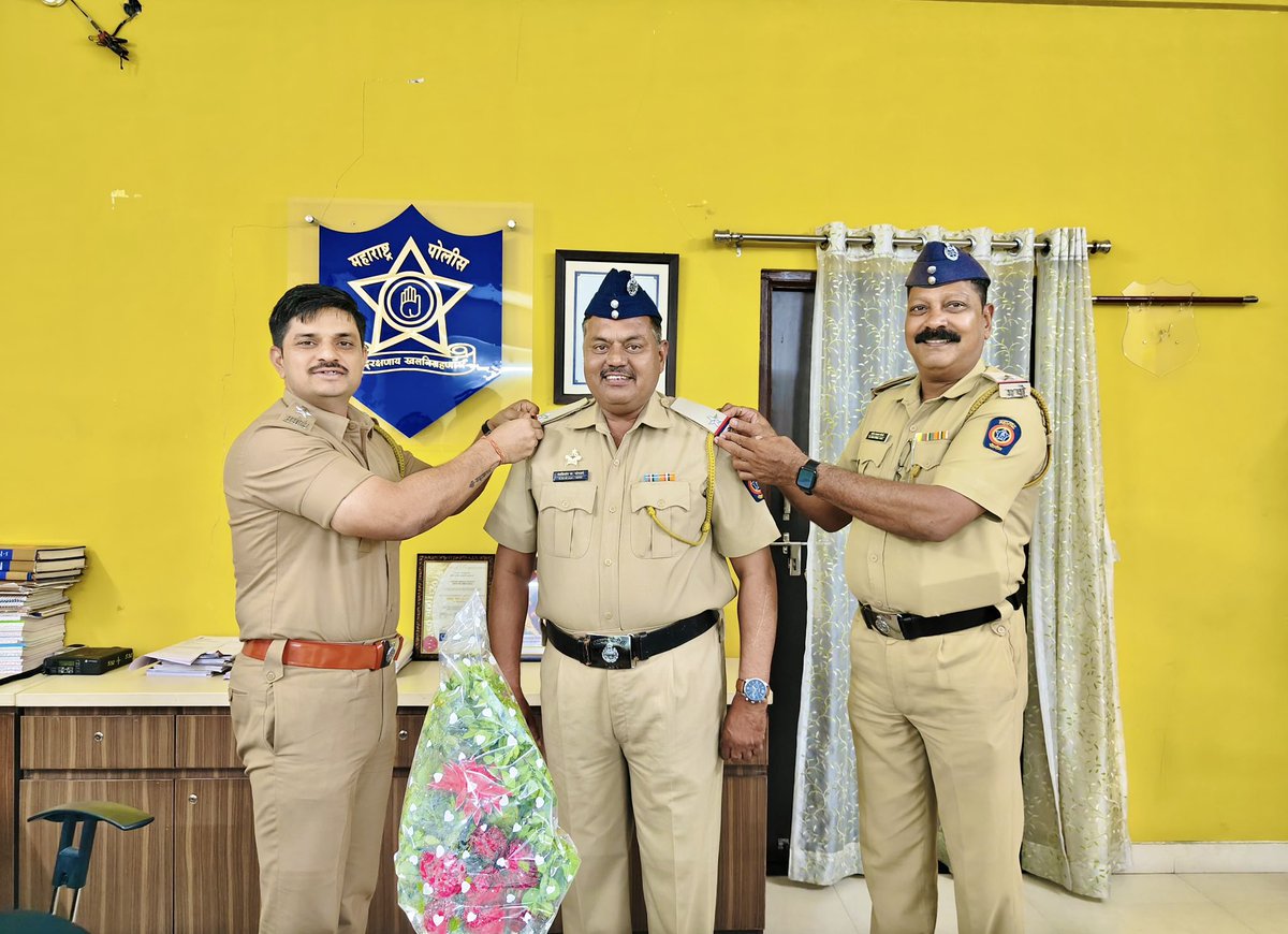 AakashNSonawane's tweet photo. Papa, congratulations on your promotion to the post of Assistant Sub Inspector 💐
@JalgaonPolice @DGPMaharashtra https://t.co/ij7nGPDoqK